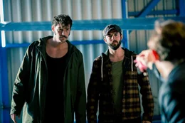 Hinter, v.li.: Flo (Paul Pizzera), Eddi (Otto Jaus)