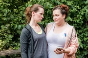 Heike (Katrin H&ouml;ft, l.) ist f&uuml;r ihre Freundin da, als Nadine (Sarah Victoria Schalow) mit Wehmut an ihre verstorbene Mutter denkt.