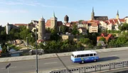 Sie gehört nicht zu den mächtigsten Strömen, ist mit ihren 382 Kilometern aber einer der längsten Flüsse des Landes. Aus der Oberlausitz kommend fließt die Spree durch die Bundesländer Sachsen, Brandenburg und Berlin. Mit Reinhard Rogge am Steuer seines Roburbusses entdecken Johannes Unger und sein Team spannende Geschichten entlang der Spree. Stadtansicht von Bautzen Sie gehört nicht zu den mächtigsten Strömen, ist mit ihren 382 Kilometern aber einer der längsten Flüsse des Landes. Aus der Oberlausitz kommend fließt die Spree durch die Bundesländer Sachsen, Brandenburg und Berlin. Mit Reinhard Rogge am Steuer seines Roburbusses entdecken Johannes Unger und sein Team spannende Geschichten entlang der Spree. Stadtansicht von Bautzen