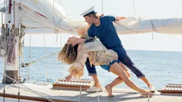 Donna (Lily James, l.); Bill (Josh Dylan, r.)