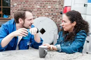 Kaya (Shirin Soraya) und Dirk (Jens Kipper) fühlen sich darin bestätigt, dass Kaan eine heimliche Freundin hat. Kaya (Shirin Soraya) und Dirk (Jens Kipper) fühlen sich darin bestätigt, dass Kaan eine heimliche Freundin hat.