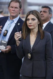 In einem Entf&uuml;hrungsfall kommt es zur Geld&uuml;bergabe, doch Captain Santiani (Callie Thorne, vorne) handelt un&uuml;berlegt und gef&auml;hrdet das Leben des entf&uuml;hrten Jungen ...
