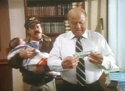 Jack Dalton (Bruce McGill, l.) bittet Pete (Dana Elcar, r.), die Echtheit des Geldes zu überprüfen. Jack Dalton (Bruce McGill, l.) bittet Pete (Dana Elcar, r.), die Echtheit des Geldes zu überprüfen.