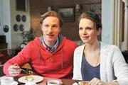 Hendrik (Golo Euler, l.) und Marie (Annabelle Leip, r.) sind zuversichtlich, dass sie das Haus für ihre Eltern ersteigern können. Hendrik (Golo Euler, l.) und Marie (Annabelle Leip, r.) sind zuversichtlich, dass sie das Haus für ihre Eltern ersteigern können.