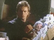 MacGyver (Richard Dean Anderson) befindet sich in einer ungewohnten Situation: Er muss sich um ein Baby kümmern. MacGyver (Richard Dean Anderson) befindet sich in einer ungewohnten Situation: Er muss sich um ein Baby kümmern.