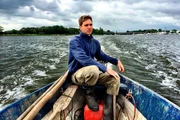 rbb Fernsehen EIN SOMMER IN BRANDENBURG, "Vom Havelland bis nach Rheinsberg", Folge 1, Film von Johannes Unger. Einen Sommer lang war ein Team des rbb mit einem alten Robur-Bus im Land Brandenburg unterwegs – auf der Suche nach außergewöhnlichen Orten, Menschen und ihren Geschichten. Entstanden ist ein Roadmovie der besonderen Art, eine Erkundungsfahrt durch Geschichte und Gegenwart der Region. - Fischer Andreas Schröder rbb Fernsehen EIN SOMMER IN BRANDENBURG, "Vom Havelland bis nach Rheinsberg", Folge 1, Film von Johannes Unger. Einen Sommer lang war ein Team des rbb mit einem alten Robur-Bus im Land Brandenburg unterwegs – auf der Suche nach außergewöhnlichen Orten, Menschen und ihren Geschichten. Entstanden ist ein Roadmovie der besonderen Art, eine Erkundungsfahrt durch Geschichte und Gegenwart der Region. - Fischer Andreas Schröder