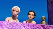 Merliah (li.) und Kylie (Mi.) sind doch noch zu einem Team geworden und wollen gemeinsam mit Zooma (re.) das Unterwasserreich Oceana vor der bösen Eris retten. Merliah (li.) und Kylie (Mi.) sind doch noch zu einem Team geworden und wollen gemeinsam mit Zooma (re.) das Unterwasserreich Oceana vor der bösen Eris retten.