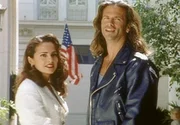Reno Raines (Lorenzo Lamas, re.) ist einem großen Drogendeal auf der Spur, der über die Botschaft von Costa Verde läuft. Um Näheres zu erfahren, hat er die Bekanntschaft der Botschaftsangestellten Teresa (Jaqueline Obrados) gemacht. Reno Raines (Lorenzo Lamas, re.) ist einem großen Drogendeal auf der Spur, der über die Botschaft von Costa Verde läuft. Um Näheres zu erfahren, hat er die Bekanntschaft der Botschaftsangestellten Teresa (Jaqueline Obrados) gemacht.