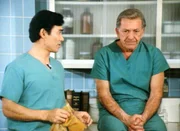 Quincy (Jack Klugman) droht seinen Ruf zu verlieren. Sam (Robert Ito, li.) will ihm helfen, seine Glaubwürdigkeit wiederherzustellen. Quincy (Jack Klugman) droht seinen Ruf zu verlieren. Sam (Robert Ito, li.) will ihm helfen, seine Glaubwürdigkeit wiederherzustellen.