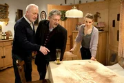 Alfons (Sepp Schauer, l.) und Marie (Annabelle Leip, r.) hoffen, dass Julius (Michele Oliveri, M.) ihnen die Spukgeschichte glaubt. Alfons (Sepp Schauer, l.) und Marie (Annabelle Leip, r.) hoffen, dass Julius (Michele Oliveri, M.) ihnen die Spukgeschichte glaubt.