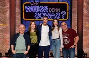 Moderator Kai Pflaume (M.) und seine Rateteam-Kapit&auml;ne Bernhard Ho&euml;cker (l.) und Elton (r.) begr&uuml;&szlig;en in dieser Sendung die Schauspielerin Valerie Huber (2.v.l.) und die Schauspielerin Leia Holtwick (2.v.r.).