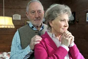Alfons (Sepp Schauer, l.) und Hildegard (Antje Hagen, r.) sind fassungslos. Soeben haben sie ihr Haus an Doris verloren. Alfons (Sepp Schauer, l.) und Hildegard (Antje Hagen, r.) sind fassungslos. Soeben haben sie ihr Haus an Doris verloren.
