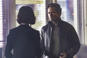 Bizarro Chrissy Beppo (Sofia Hasmik, l.); Bizarro Lieutenant Mitch Anderson (Ian Bohen, r.)