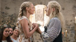 Sophie (Amanda Seyfried, l.); Donna (Meryl Streep), r.)