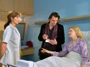 Als Schwester Yvonne (Maren Gilzer, li.) Raphael Breitkopf (Hary Prinz, mi.) darum bittet, ihr Buch zu signieren, regiert Anke (Sandra Steinbach, re.) unbegründet übertrieben eifersüchtig und wirft Schwester Yvonne aus ihrem Krankenzimmer. Als Schwester Yvonne (Maren Gilzer, li.) Raphael Breitkopf (Hary Prinz, mi.) darum bittet, ihr Buch zu signieren, regiert Anke (Sandra Steinbach, re.) unbegründet übertrieben eifersüchtig und wirft Schwester Yvonne aus ihrem Krankenzimmer.