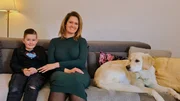 Golden Retriever M&auml;dchen Polly bereitet Sohn Maxim und Mutter Jasmin gro&szlig;e Sorgen, da sie nicht alleine bleiben kann.