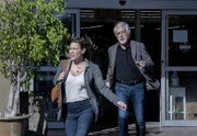 Bridget Voit (Kiele Sanchez, l.); David Rossi (Joe Mantegna, r.)