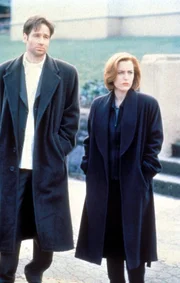 (4. Staffel) - Während die FBI-Agentin und Wissenschaftlerin Scully (Gillian Anderson, r.) übernatürlichen Vorgängen mit viel Skepsis begegnet, ist sich ihr Kollege Mulder (David Duchovny, l.) sicher: Die Wahrheit ist irgendwo da draußen. (4. Staffel) - Während die FBI-Agentin und Wissenschaftlerin Scully (Gillian Anderson, r.) übernatürlichen Vorgängen mit viel Skepsis begegnet, ist sich ihr Kollege Mulder (David Duchovny, l.) sicher: Die Wahrheit ist irgendwo da draußen.