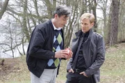 Philip (Philipp Romann, r.) gerät in Versuchung, Julius' (Günter Barton, l.) Tod in Kauf zu nehmen. Philip (Philipp Romann, r.) gerät in Versuchung, Julius' (Günter Barton, l.) Tod in Kauf zu nehmen.