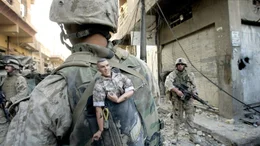 Falludscha, Irak, 2004: Ein junger US-Marine st&ouml;&szlig;t mit seiner Einheit in den westlichen Teil der Stadt vor. Die Aufnahme ist Teil der Serie, f&uuml;r die Anja Niedringhaus 2005 mit dem Pulitzer-Preis f&uuml;r Aktuelle Fotoberichterstattung ausgezeichnet wurde.