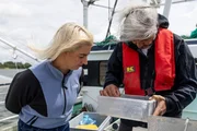 „Es wird unter dem Radar der Aufsichtsbehörden gefischt, korrupte Beamte landen Fänge an, die über die Quoten hinausgehen und dann in den Statistiken als ordnungsgemäß gefangen ausgewiesen werden. Und dieser Fisch gelangt dann auch in die Märkte, beispielsweise in Europa.“ Im Bild: Reporterin Victoria Reichelt (l.) und Dr. Patrick Polte vom Thünen-Institut für Ostseefischerei (r.) „Es wird unter dem Radar der Aufsichtsbehörden gefischt, korrupte Beamte landen Fänge an, die über die Quoten hinausgehen und dann in den Statistiken als ordnungsgemäß gefangen ausgewiesen werden. Und dieser Fisch gelangt dann auch in die Märkte, beispielsweise in Europa.“ Im Bild: Reporterin Victoria Reichelt (l.) und Dr. Patrick Polte vom Thünen-Institut für Ostseefischerei (r.)