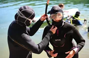 Sabine Heinrich (r.) versucht beim Tauchgang in der Aggertalsperre ihre Angst vor Fischen zu überwinden. Sabine Heinrich (r.) versucht beim Tauchgang in der Aggertalsperre ihre Angst vor Fischen zu überwinden.