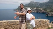 Tahsim Durgun (li.) und Tante Zeynep (re.) posen auf der beliebten Urlaubsinsel. Tahsim Durgun (li.) und Tante Zeynep (re.) posen auf der beliebten Urlaubsinsel.