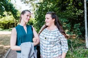Nadine (Sarah Victoria Schalow, r.) erzählt Heike (Katrin Höft) von ihrem Vorsatz. Nadine (Sarah Victoria Schalow, r.) erzählt Heike (Katrin Höft) von ihrem Vorsatz.