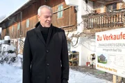 ARD STURM DER LIEBE FOLGE 1743. Werner (Dirk Galuba) ist betroffen, dass das Haus der Sonnbichlers versteigert werden soll. ARD STURM DER LIEBE FOLGE 1743. Werner (Dirk Galuba) ist betroffen, dass das Haus der Sonnbichlers versteigert werden soll.