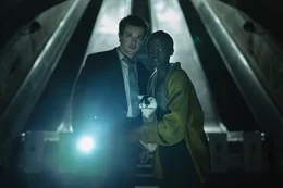 Eric (Joseph Quinn, l.) und Samira (Lupita Nyong'o, r.) suchen nach einem Versteck vor den au&szlig;erirdischen Kreaturen, die &uuml;ber ein h&ouml;chstsensibles Geh&ouml;r verf&uuml;gen.