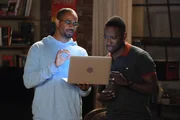 Winston (Lamorne Morris, r.) ist entsetzt, als er sieht, wie Coach (Damon Wayans Jr., l.) versucht, May eine Mail zu schreiben ...