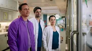 Teamarbeit im Krankenhaus, auch wenn das eigentlich nicht das Ding von Nice (Patrick Kalupa, l.) ist. Aber gemeinsam mit Dr. Schmidtke (Maximilian Grill, M.) und Dr. Birol (Idil Üner, r.) hat er den Fall gelöst. Teamarbeit im Krankenhaus, auch wenn das eigentlich nicht das Ding von Nice (Patrick Kalupa, l.) ist. Aber gemeinsam mit Dr. Schmidtke (Maximilian Grill, M.) und Dr. Birol (Idil Üner, r.) hat er den Fall gelöst.