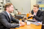 Christian (Sascha Rotermund, l.) und Berger (Bastian Semm) stellen mehr und mehr Gemeinsamkeiten fest. Christian (Sascha Rotermund, l.) und Berger (Bastian Semm) stellen mehr und mehr Gemeinsamkeiten fest.