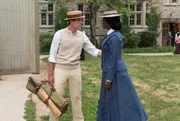 Bernard Winston (l., Matt O’Connor) und Rebecca James (r., Mouna Traoré). Bernard Winston (l., Matt O’Connor) und Rebecca James (r., Mouna Traoré).