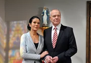 Werner (Dirk Galuba, r.) kann Doris (Simone Ritscher, l.) dazu &uuml;berreden, Marlene weiterhin bei ihnen wohnen zu lassen.