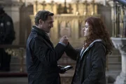 W&auml;hrend Laura (Debra Messing, r.) privat so einige Probleme hat, sich zwischen Jake (Josh Lucas, l.) und Tony zu entscheiden, st&ouml;&szlig;t sie auch beruflich auf ein Liebesdreieck ...