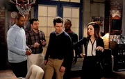 Schmidts (Max Greenfield, M.) neue Freundin Fawn (Zoe Lister Jones, r.) kommt das erste Mal zu Besuch und die Jungs Coach (Damon Wayans Jr., l.), Nick (Jake Johnson, 2.v.l.) und Winston (Lamorne Morris, 2.v.r.) sorgen mal wieder f&uuml;r Chaos ...