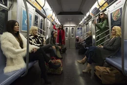 v.li.: Debbie Ocean (Sandra Bullock), Lou (Cate Blanchett), Nine Ball (Rihanna), Amita (Mindy Kaling), Constance (Awkwafina), Rose Weil (Helena Bonham Carter), Daphne Kluger (Anne Hathaway), Tammy (Sarah Paulson).