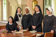 Gloria/Schwester Sina wird vorgestellt und soll im Kloster bleiben (v.li.: Karin Gregorek, Emanuela von Frankenberg, Denise M’Baye, Janina Hartwig, Mareike Lindenmeyer). Gloria/Schwester Sina wird vorgestellt und soll im Kloster bleiben (v.li.: Karin Gregorek, Emanuela von Frankenberg, Denise M’Baye, Janina Hartwig, Mareike Lindenmeyer).