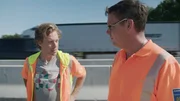 Tobi lässt sich von Projektleiter Christoph die Autobahnbaustelle zeigen. Tobi lässt sich von Projektleiter Christoph die Autobahnbaustelle zeigen.