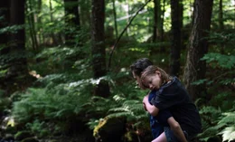 F&uuml;r Phillip (Jakob Lassalle) und seine kleine Schwester Flo (Clara M&ouml;ller) wird die Natur zu einem R&uuml;ckzugsraum, der es ihnen erm&ouml;glicht, ihrer Trauer &uuml;ber den Verlust des Vaters zu begegnen.