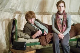 Wird ihre Mission Ron (Rupert Grint, l.) und Hermine (Emma Watson, r.) n&auml;her zusammen bringen oder sie weiter voneinander entfernen als je zuvor?; Wird ihre Mission Ron (Rupert Grint, l.) und Hermine (Emma Watson, r.) n&auml;her zusammen bringen oder sie weiter voneinander entfernen als je zuvor?