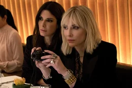 Debbie Ocean (Sandra Bullock, l.) und Lou (Cate Blanchett, r.) bereiten ihren Coup vor.
