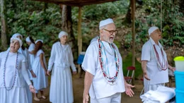 Ein Umbanda-Ritual in einem Wald bei Rio de Janeiro wird geleitet von Luiz Muratori (mi.). Er ist der sogenannte &bdquo;Pai de Santo&ldquo;, der &bdquo;Vater der Heiligen&ldquo;, der Gruppe und ihr spirituelles Oberhaupt.