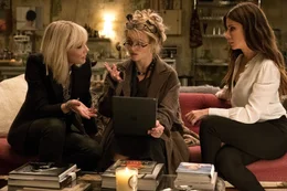 v.li.: Lou (Cate Blanchett), Rose Weil (Helena Bonham Carter), Debbie Ocean (Sandra Bullock).