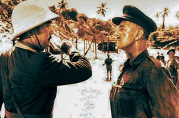 Colonel Nicholson (Alec Guinness, re.) widersetzt sich den unmenschlichen Bedingungen, die im Kriegsgefangenenlager in Burma herrschen. Kann der japanische Kommandant Saito (Sessue Hayakawa, li.) seinen Widerstand brechen?