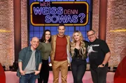 Moderator Kai Pflaume (M.) und seine Rateteam-Kapitäne Bernhard Hoëcker (l.) und Elton (r.) begrüßen in dieser Sendung Jasmin Gnu (2.v.l.) und Fitness-Influencerin Sophia Thiel (2.v.r.). Moderator Kai Pflaume (M.) und seine Rateteam-Kapitäne Bernhard Hoëcker (l.) und Elton (r.) begrüßen in dieser Sendung Jasmin Gnu (2.v.l.) und Fitness-Influencerin Sophia Thiel (2.v.r.).