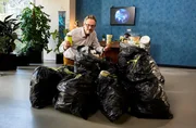 Es ist offensichtlich: Wir brauchen mehr Mehrweg! Dabei könnte eine einzelne Person ganze 13 Kilo Müll pro Jahr einsparen, wenn sie statt Wegwerf-Verpackungen auf Mehrwegbehälter umsteigen würde. Warum das im Alltag kaum gelingt und wie wir es besser machen können, weiß Eckart von Hirschhausen in „Wissen vor acht - Erde“. Es ist offensichtlich: Wir brauchen mehr Mehrweg! Dabei könnte eine einzelne Person ganze 13 Kilo Müll pro Jahr einsparen, wenn sie statt Wegwerf-Verpackungen auf Mehrwegbehälter umsteigen würde. Warum das im Alltag kaum gelingt und wie wir es besser machen können, weiß Eckart von Hirschhausen in „Wissen vor acht - Erde“.