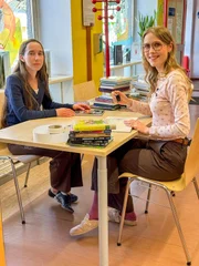 Bibliothekarin Lisa und Lena bei der Arbeit. Bibliothekarin Lisa und Lena bei der Arbeit.