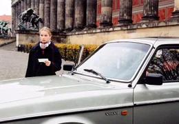 Lilly (Cornelia Gr&ouml;schel) sucht nach der Stelle, die auf dem Foto zu sehen ist.